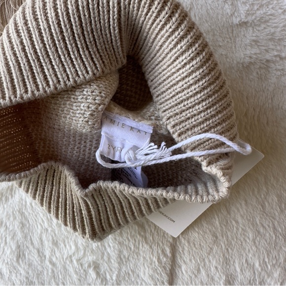 Jamie kay Pom Pom hat - Picture 2 of 2